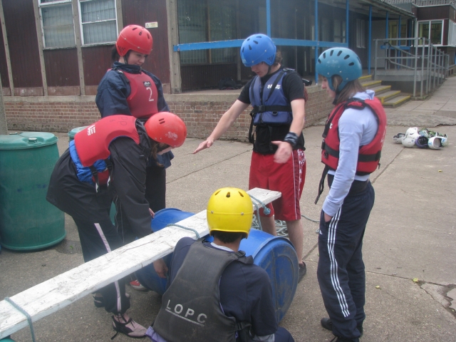  El trabajo en equipo es fundamental para la construcción del puenle 